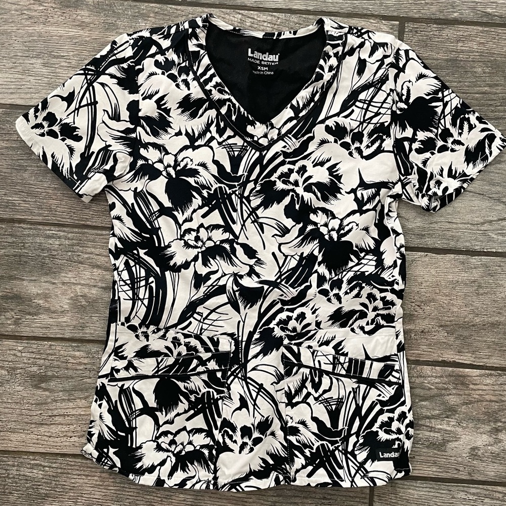 Hawaiian print floral flower scrub top 🌺